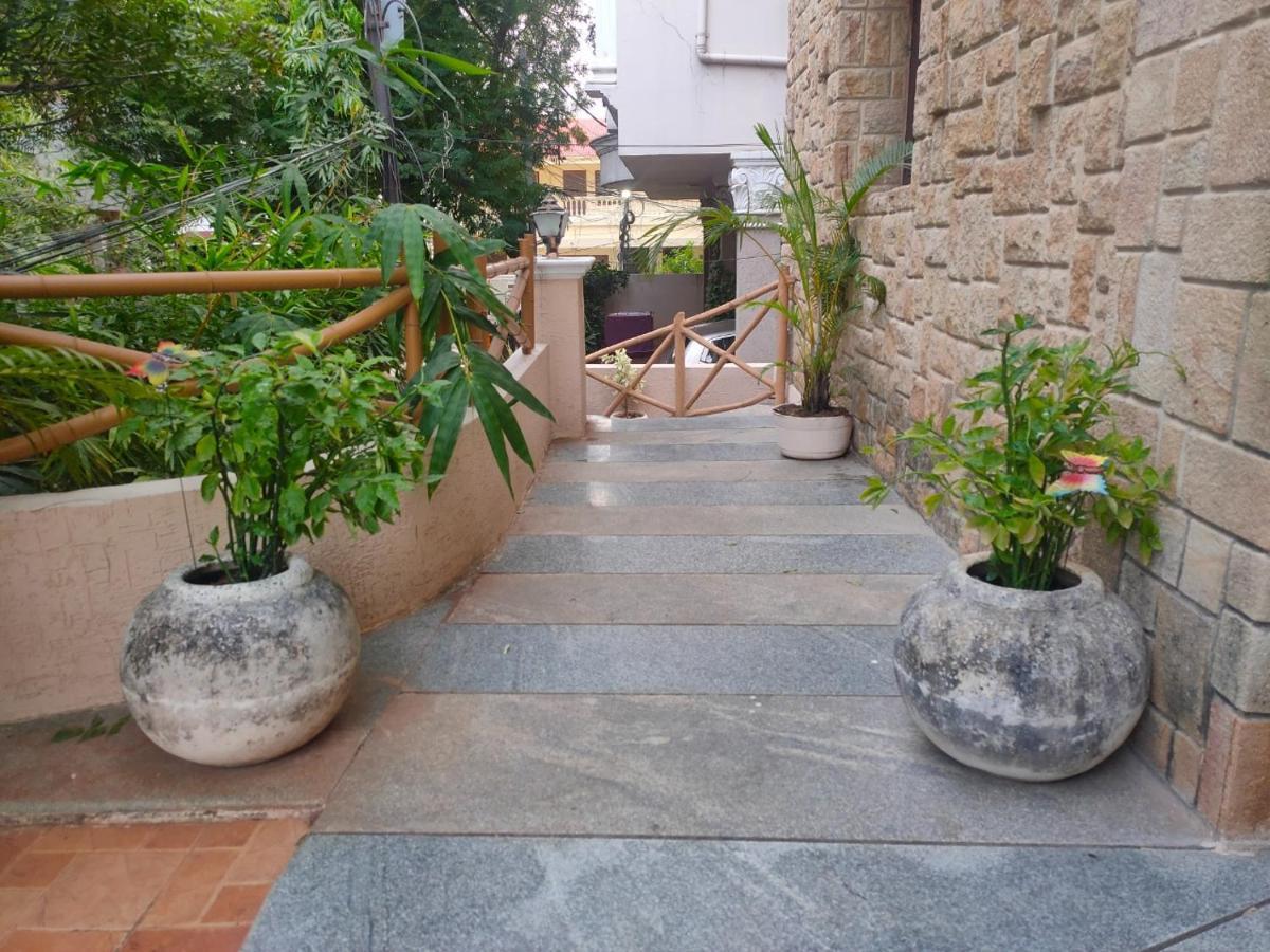 Nomads Nest Hostel Haiderabad Buitenkant foto